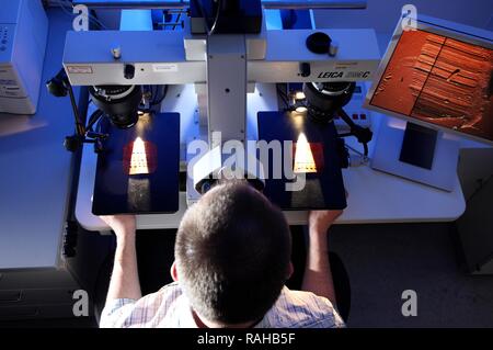 Kriminaltechnisches Institut, KTI, Forensic Science Institute, esame di strumenti e di segni di stampo, microscopio a confronto Foto Stock