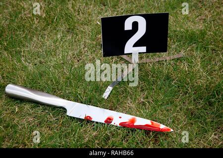 Coltello insanguinato, protezione delle prove sulla scena del crimine dopo un reato capitale, omicidio, omicidio, scena del crimine dipartimento del Foto Stock