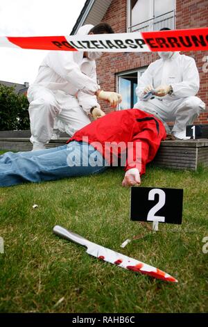 Il fissaggio delle prove sulla scena del crimine dopo un reato capitale, omicidio, omicidio, scena del crimine dipartimento di polizia Foto Stock