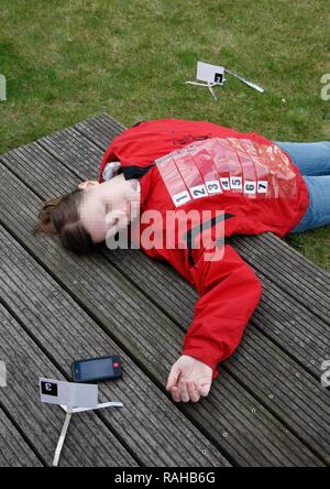 Il fissaggio delle prove sulla scena del crimine dopo un omicidio, omicidio, scena del crimine dipartimento di polizia Foto Stock