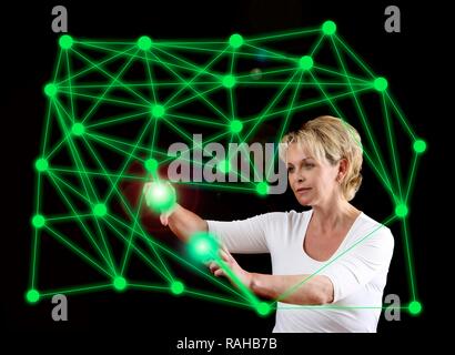 Una donna con il modello virtuale, immagine simbolica per le reti, networking Foto Stock