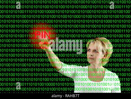 Una donna con il codice del computer e la parola evidenziata "PIN", immagine simbolica per gli hacker informatici, sicurezza dei dati, criminalità informatica Foto Stock