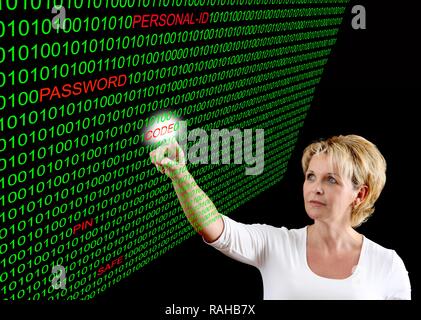 Una donna con il codice del computer e la parola 'codice' immagine simbolica per gli hacker informatici, sicurezza dei dati, criminalità informatica e criminalità informatica Foto Stock