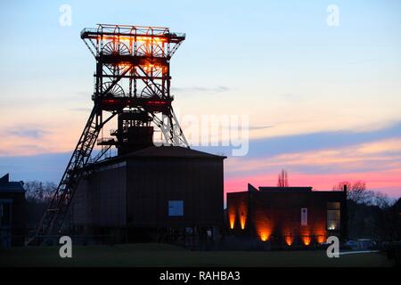 Headframe di albero di miniera n. 9 dell'ex miniera di carbone di consolidamento, ormai un punto di riferimento storico, Gelsenkirchen Foto Stock