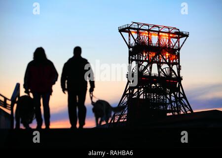 Headframe di albero di miniera n. 9 dell'ex miniera di carbone di consolidamento, ormai un punto di riferimento storico, Gelsenkirchen Foto Stock