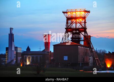 Headframe di albero di miniera n. 9 dell'ex miniera di carbone di consolidamento, ormai un punto di riferimento storico, Gelsenkirchen Foto Stock