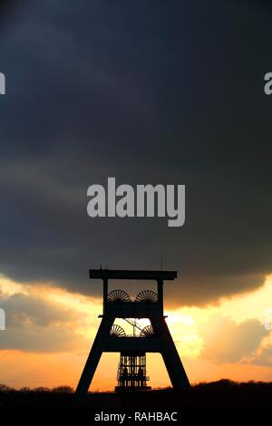 Zeche Ewald, abbandonata miniera di carbone, nuvole temporalesche nella serata dietro il Doppelbock headframe albero di Schacht 7, Herten Foto Stock