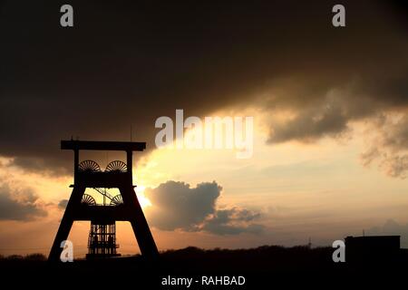 Zeche Ewald, abbandonata miniera di carbone, nuvole temporalesche nella serata dietro il Doppelbock headframe albero di Schacht 7, Herten Foto Stock