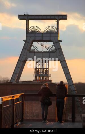 Zeche Ewald, abbandonata miniera di carbone, nuvole temporalesche nella serata dietro il Doppelbock headframe albero di Schacht 7, Herten Foto Stock