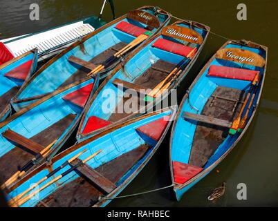 Barche a remi, noleggio barche sul fiume Cherwell, jetty di Magdalen Bridge, Oxford, Oxfordshire, Regno Unito, Europa Foto Stock