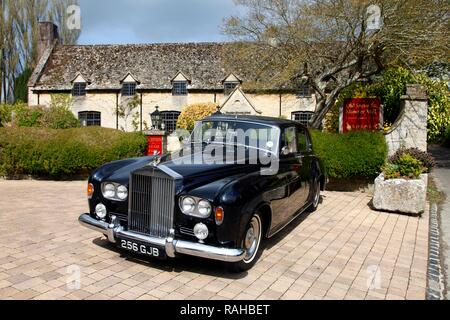 Rolls Royce parcheggiata di fronte alla Old Swan e Minster Mill hotel storico e ristorante in Minster Lovell, Oxfordshire Foto Stock