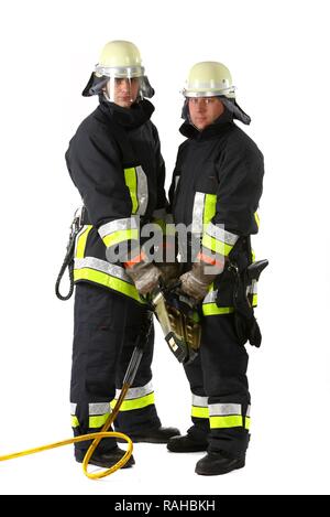 I vigili del fuoco in possesso di un idraulico attrezzo divaricatore dove le parti in metallo sono divaricati per il soccorso di persone, professional Foto Stock