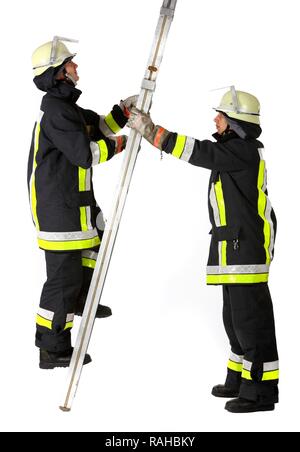 I vigili del fuoco con una scala in alluminio, professional vigili del fuoco dalla Berufsfeuerwehr Essen, Essen, Renania settentrionale-Vestfalia Foto Stock