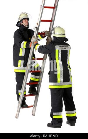 I vigili del fuoco con una scala in alluminio, professional vigili del fuoco dalla Berufsfeuerwehr Essen, Essen, Renania settentrionale-Vestfalia Foto Stock