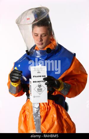 Vigile del fuoco che indossa una tuta protettiva per il controllo della malattia tenendo un contenitore per la raccolta di campioni, professional pompiere Foto Stock