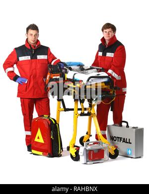 I paramedici con le attrezzature di emergenza, kit di primo soccorso con bende, farmaci, un defibrillatore, ECG, apparato di respirazione e di un Foto Stock