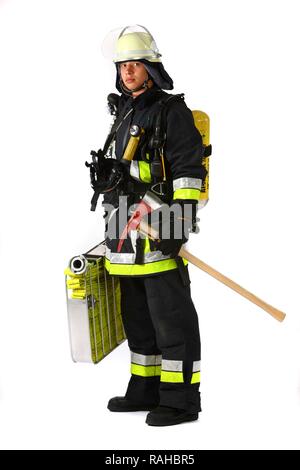 Vigile del fuoco, parte di una squadra di risposta per la lotta antincendio, con abbigliamento protettivo realizzato in Nomex, un casco con una visiera, un incendio ax, Foto Stock