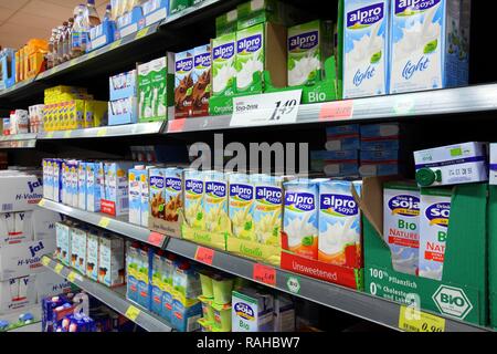 Latte di soia prodotti in Tetra Pak, self-service, reparto alimentare, supermercato Foto Stock