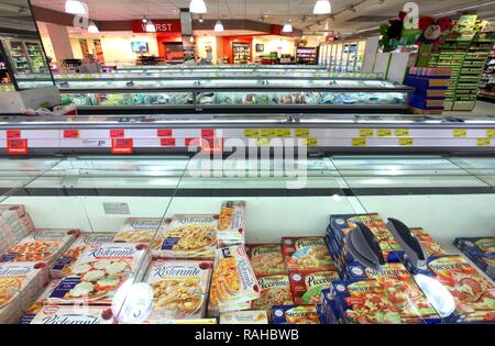 Congelatori con vari prodotti surgelati, cibi pronti, self-service, reparto alimentare, supermercato Foto Stock