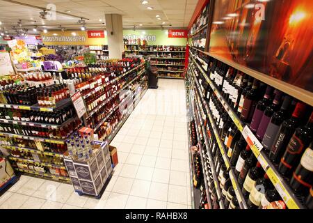 Sezione di bevande, alcolici, liquori, self-service, reparto alimentare, supermercato Foto Stock