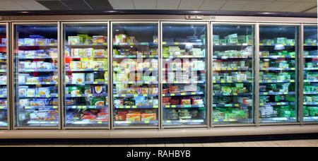 Di alimenti congelati reparto, congelatori con vari cibi pronti, self-service, reparto alimentare, supermercato Foto Stock