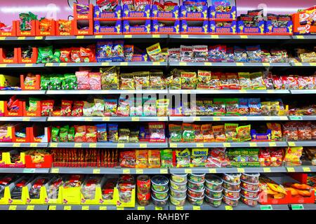 Ripiani con varie caramelle, self-service, reparto alimentare, supermercato Foto Stock