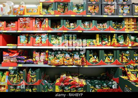 Ripiani con spuntini, self-service, reparto alimentare, supermercato Foto Stock