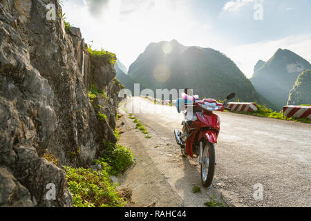 Red moto parcheggiata sul lato della strada, fuori il Ha Giang Loop, Ha Giang Provincia, Vietnam Asia Foto Stock