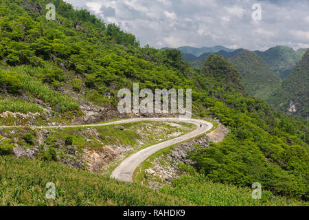 Strada di montagna, Ha Giang Loop, Ha Giang Provincia, Vietnam Asia Foto Stock