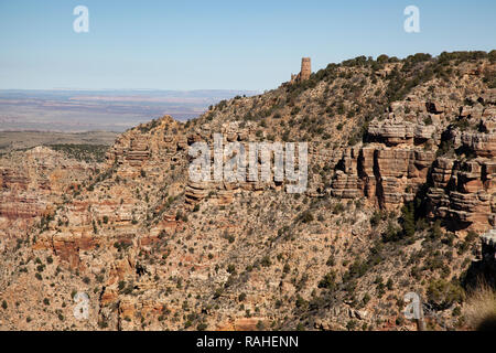 Vista della torre di avvistamento al Desert View lookout dal punto Navajo, un si affacciano sul bordo Sud del Grand Canyon, a mezzo miglio a est del deserto vista. Foto Stock