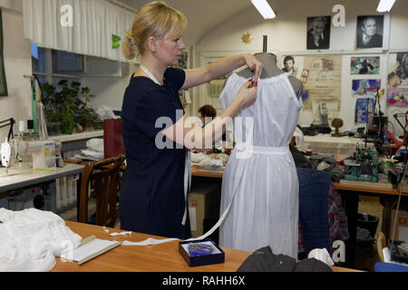 San Pietroburgo, Russia - 26 Ottobre 2016: abbigliamento non identificato fresa al lavoro nel teatro Alexandrinsky. Il teatro è stato creato nel 1756 da o Foto Stock