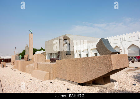 La scultura della nave dalla zona di Adam Henein al Mathaf: Museo arabo di Arte Moderna, Doha , Qatar. Foto Stock