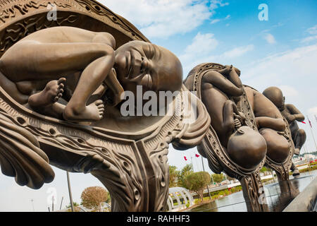 Nuove sculture che mostra fasi di parto in utero di Damien Hirst a Sidra ospedale a Doha, in Qatar Foto Stock