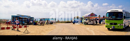 Cibo di autocarri e autobus turistici presso il faro su Aruba Foto Stock