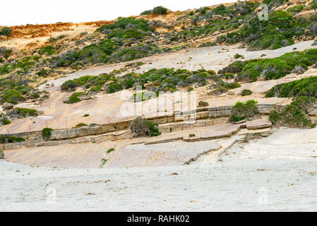 Piatto di roccia stratificata strutture di formazione che affonda nel Mar Libico su south central coast dell'isola Mediterranea di Creta, Grecia. Foto Stock