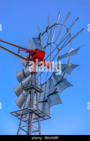 Chiusura del mulino a vento raggi da dietro la ricerca di Foto Stock