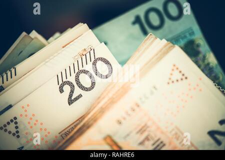 Pila di denaro polacco. Uno e Due cento Zloty fatture banconote. Negozi ed economia tema. Foto Stock
