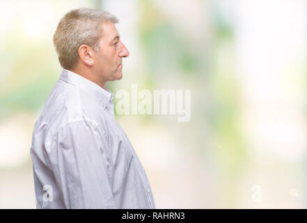 Bello il senior man over isolato alla ricerca di sfondo a lato, profilo relax posano con faccia naturale con sorriso sicuro. Foto Stock