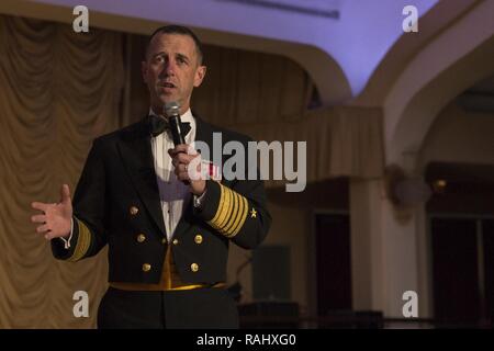 Capo di operazioni navali Adm. John M. Richardson, parla agli ospiti che frequentano il Navy e Marine Corps palla a Washington Hilton Washington, D.C., Febbraio 4, 2017. Ogni anno il Navy e Marine Corps Relief Society fornisce finanziarie e di altre necessità di assistenza base di Marines, marinai, e membri della famiglia. Foto Stock