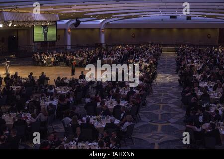 Il comandante del Marine Corps gen. Robert B. Neller parla agli ospiti che frequentano il Navy e Marine Corps palla a Washington Hilton Washington, D.C., Febbraio 4, 2017. Ogni anno il Navy e Marine Corps Relief Society fornisce finanziarie e di altre necessità di assistenza base di Marines, marinai, e membri della famiglia. Foto Stock
