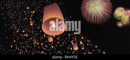 Tourist floating sky lanterne in Loy Krathong festival , Chiang Mai ,Thailandia. Foto Stock