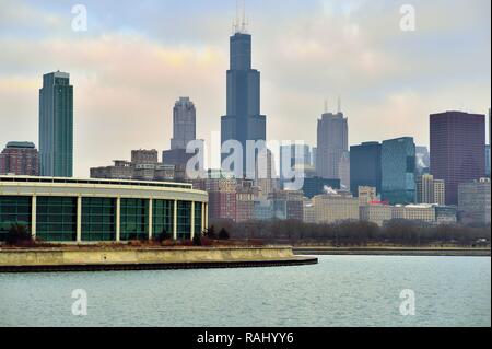 Chicago, Illinois, Stati Uniti d'America. Il lago Michigan fornisce un primo piano di una porzione dello skyline della città al di là di Grant Park. Foto Stock
