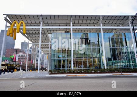 Chicago, Illinois, Stati Uniti d'America. Un nuovo stile emergente per i ristoranti McDonald evidenti nella struttura che ha sostituito un 2005 Rock N Roll McDonald's. Foto Stock