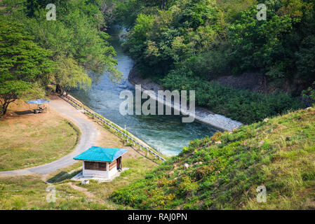 Diga canal / canale di drenaggio del serbatoio o dam sulla collina con canal e sistema di drenaggio delle acque del flusso di acqua di fiume natura sfondo della foresta Foto Stock