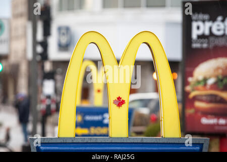 MONTREAL, Canada - 6 Novembre 2018: Mc Donald's Canada logo con la sua iconica M di fronte ad un ristorante locale, con l'iconica Canadian Maple Leaf in Foto Stock