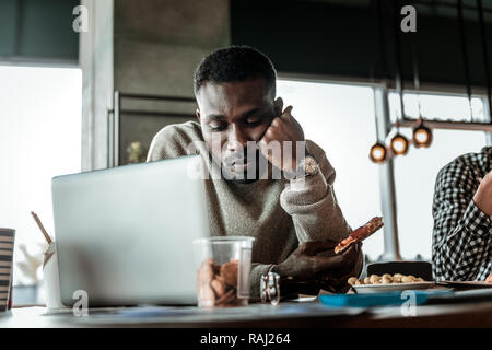 Serie Internazionale uomo nel profondo di pensieri Foto Stock