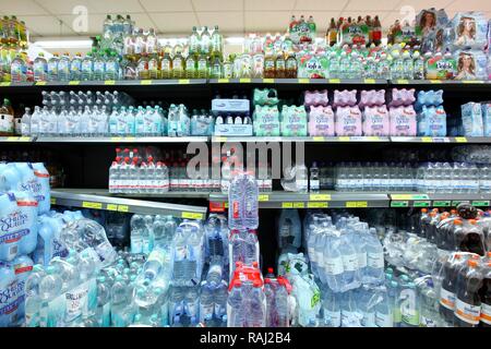 Sezione di bevande, acqua minerale, self-service, reparto alimentare, supermercato Foto Stock