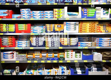 Prodotti per la casa, un foglio di alluminio, si aggrappano wrap, involucro di plastica, i sacchetti da congelatore, scaffali, self-service Foto Stock