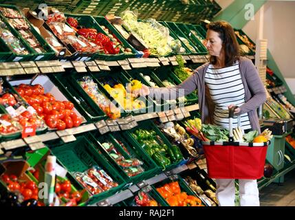 Donna shopping nel produrre la sezione self-service Foto Stock