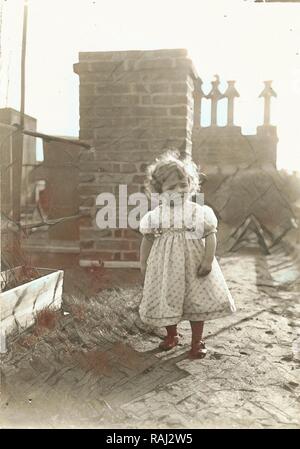 Marba (?) Titzenthaler, figlia del fotografo, sul tetto della casa Friedrichstrasse, Berlino Germania reinventato Foto Stock